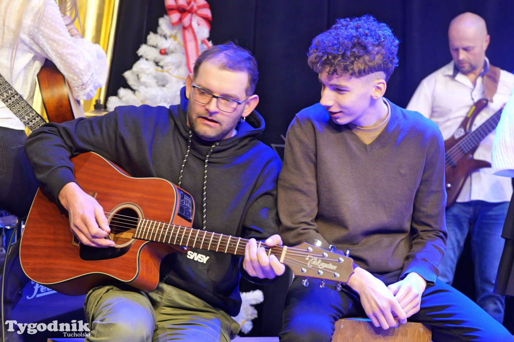TOK rozbrzmiał kolędą i piosenką świąteczną