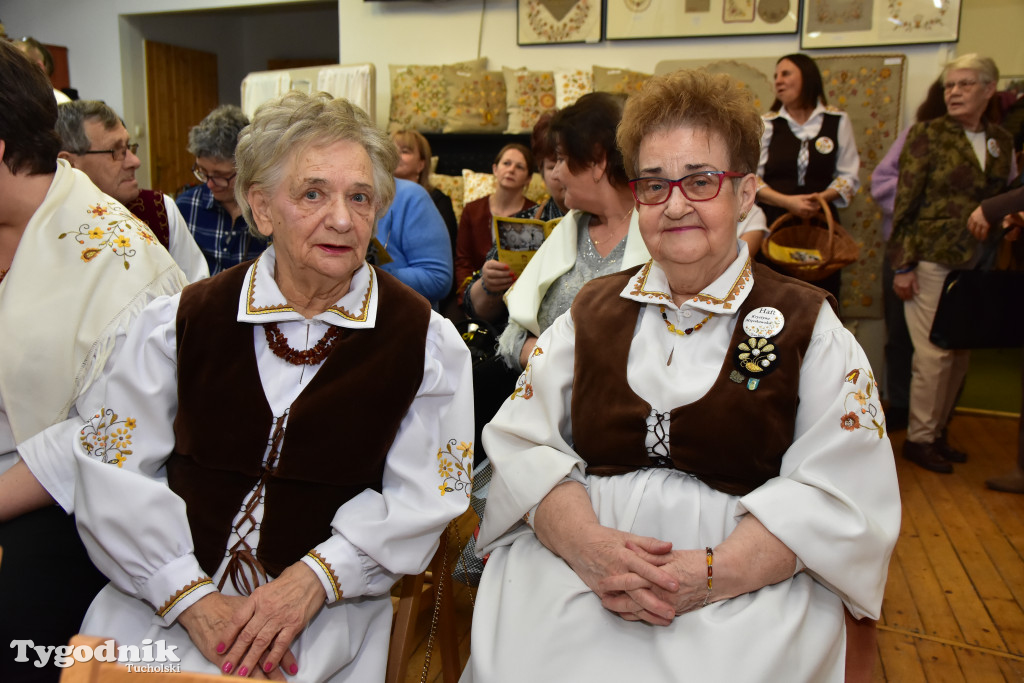 Haft z samego serca Borów Tucholskich - graficzny wyraz tożsamości