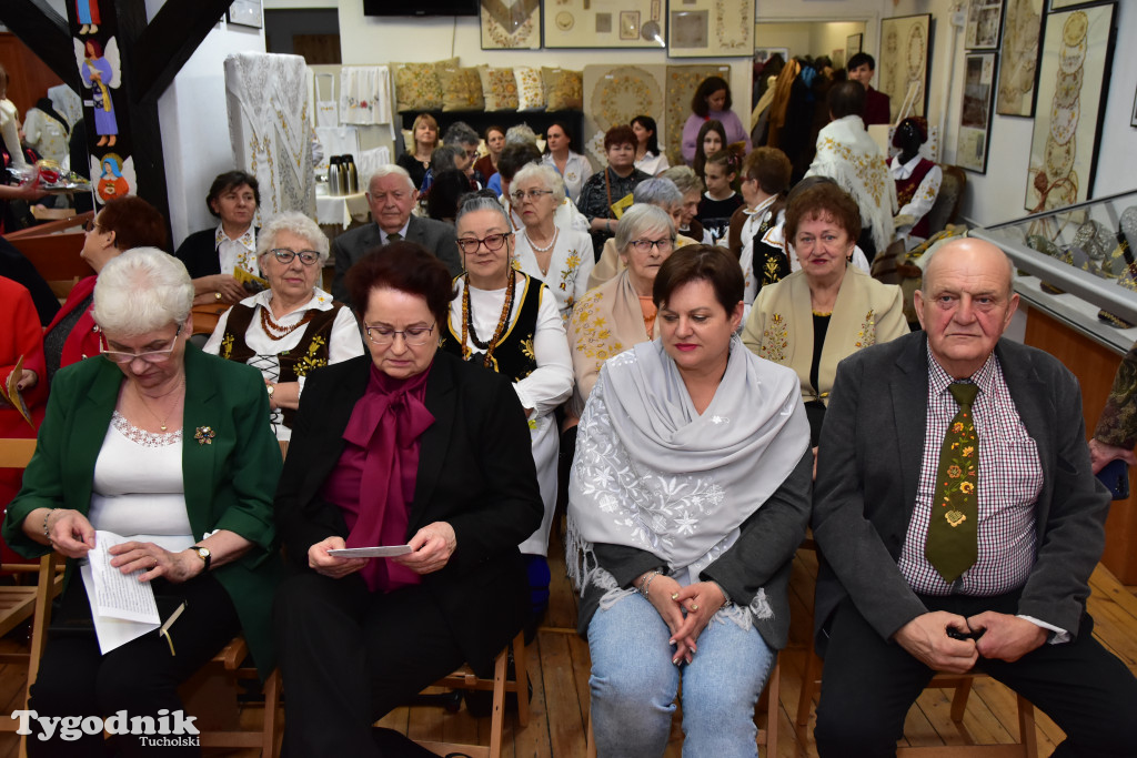 Haft z samego serca Borów Tucholskich - graficzny wyraz tożsamości