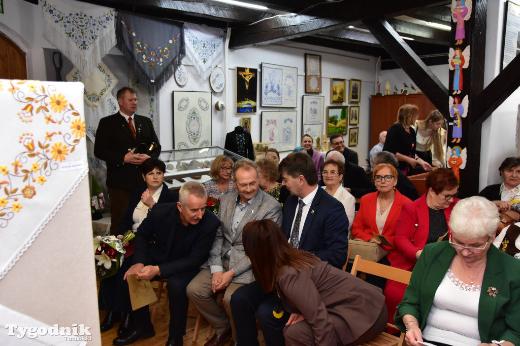 Haft z samego serca Borów Tucholskich - graficzny wyraz tożsamości