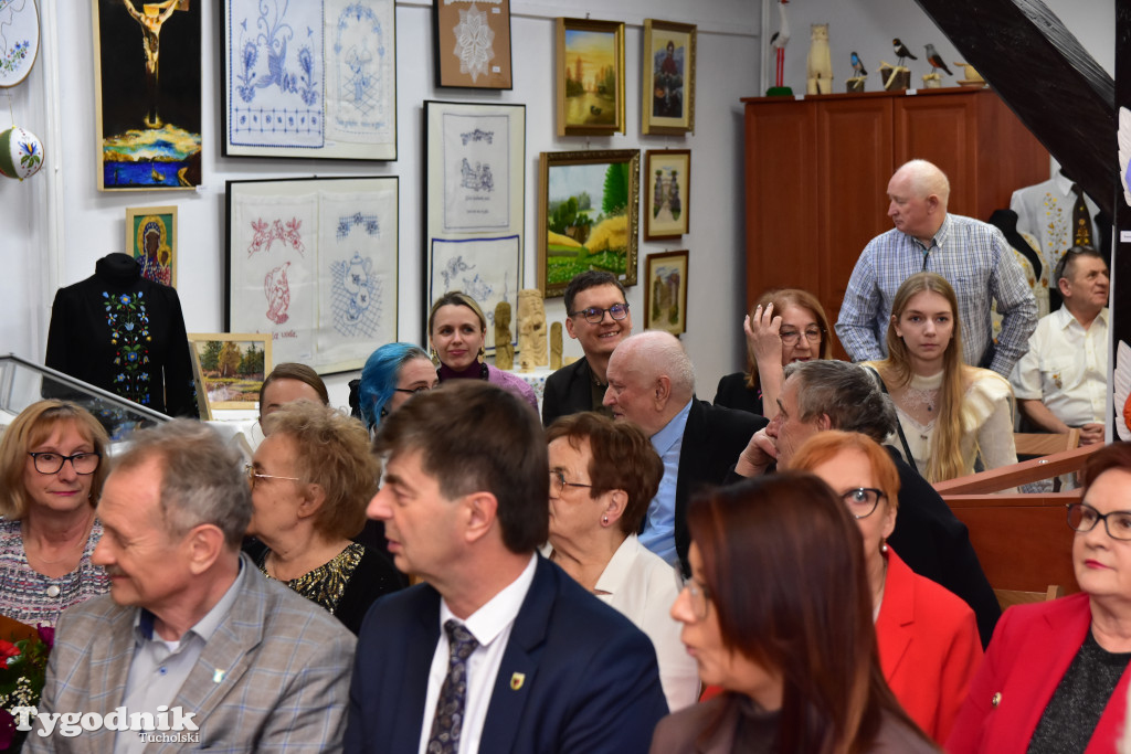 Haft z samego serca Borów Tucholskich - graficzny wyraz tożsamości