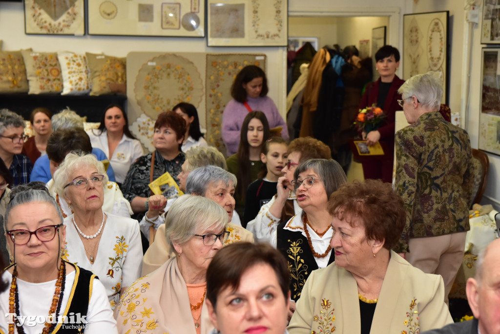 Haft z samego serca Borów Tucholskich - graficzny wyraz tożsamości