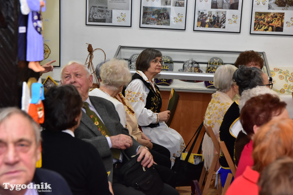 Haft z samego serca Borów Tucholskich - graficzny wyraz tożsamości