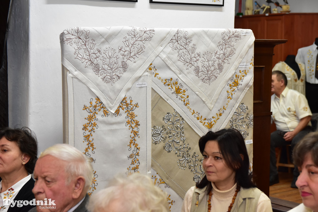 Haft z samego serca Borów Tucholskich - graficzny wyraz tożsamości