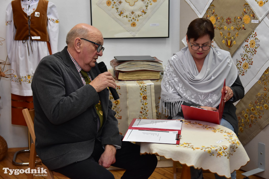 Haft z samego serca Borów Tucholskich - graficzny wyraz tożsamości