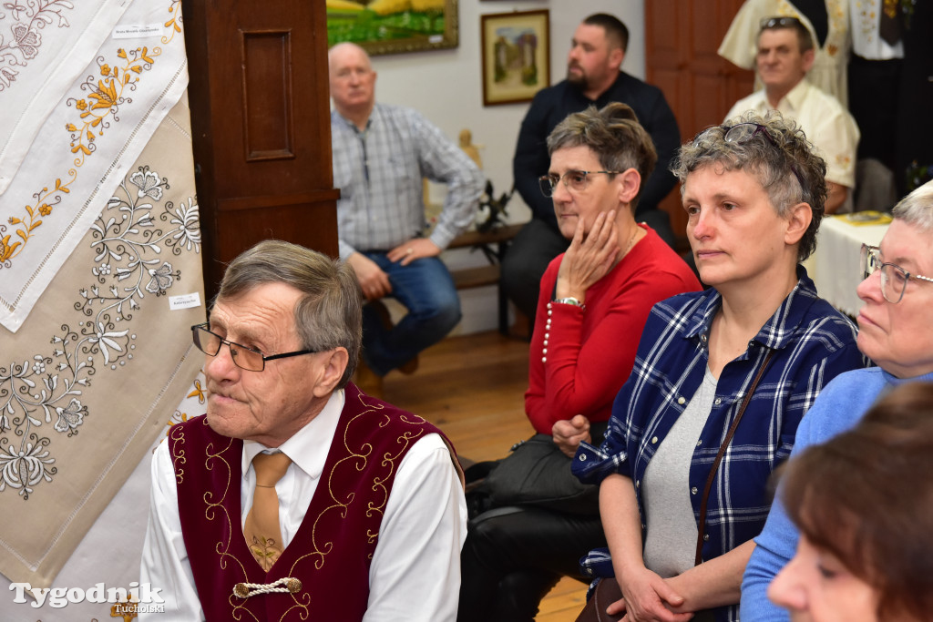 Haft z samego serca Borów Tucholskich - graficzny wyraz tożsamości