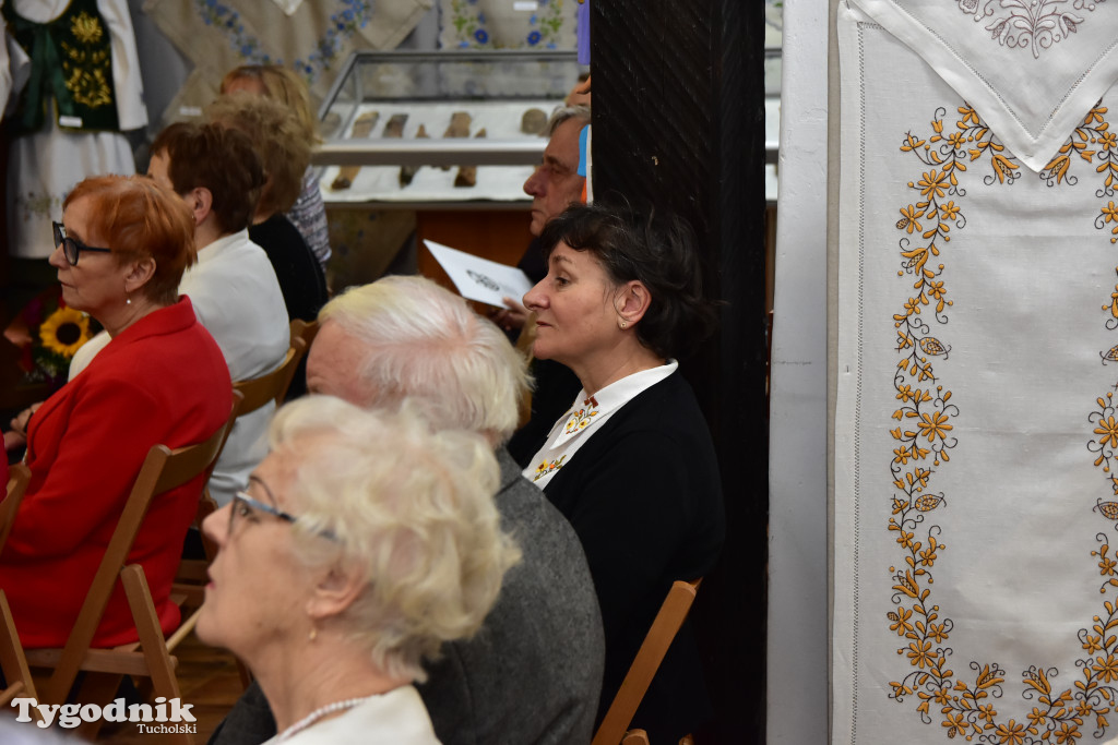 Haft z samego serca Borów Tucholskich - graficzny wyraz tożsamości