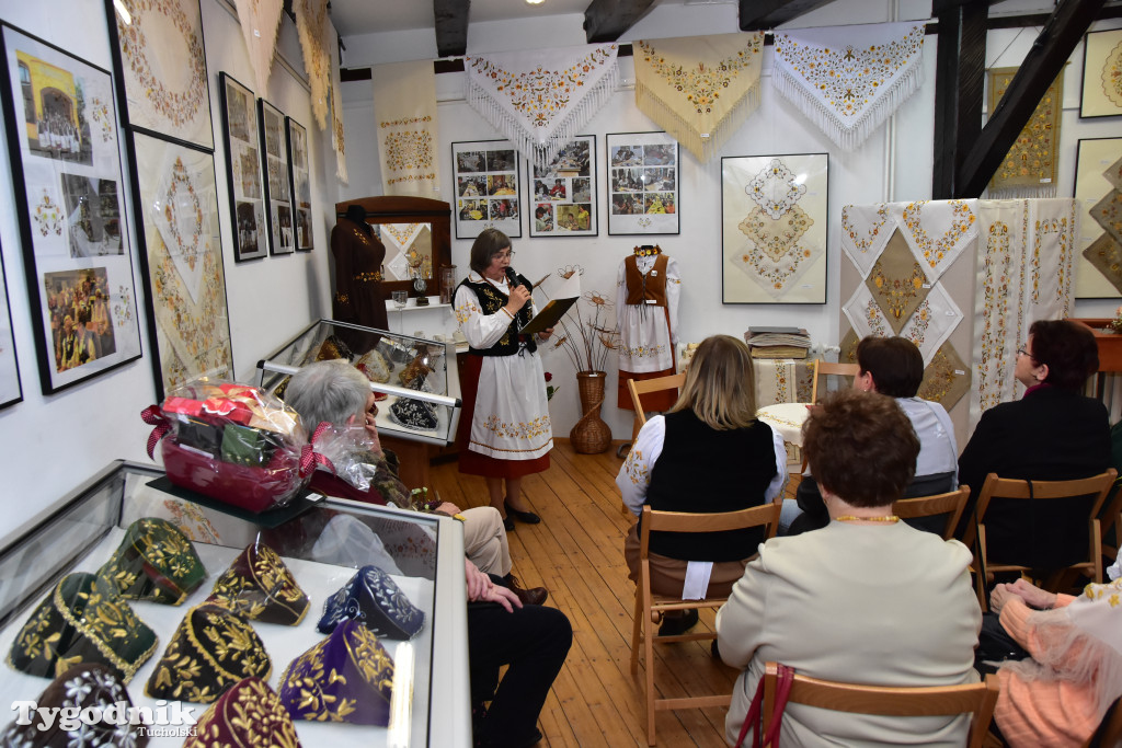 Haft z samego serca Borów Tucholskich - graficzny wyraz tożsamości