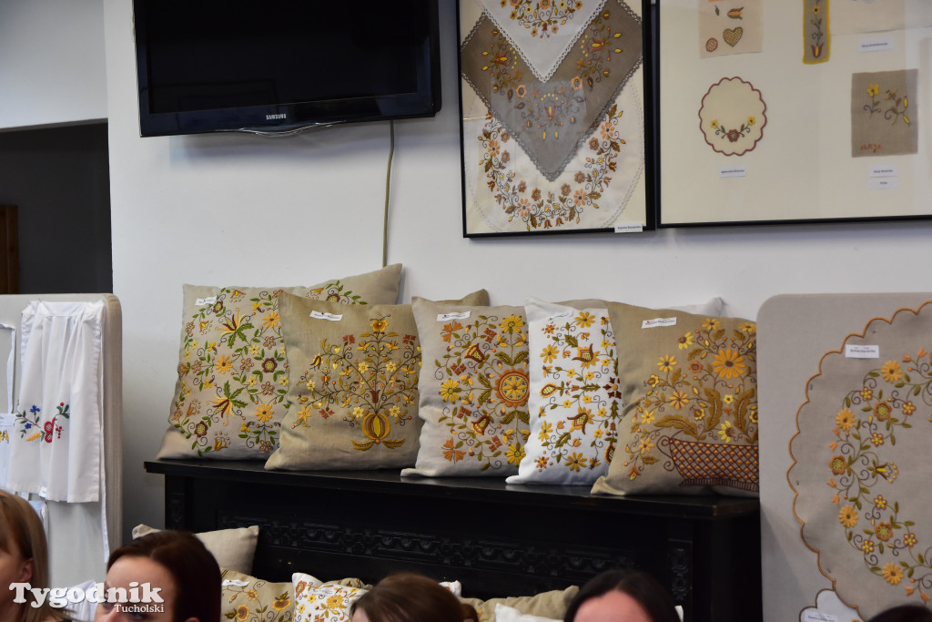 Haft z samego serca Borów Tucholskich - graficzny wyraz tożsamości