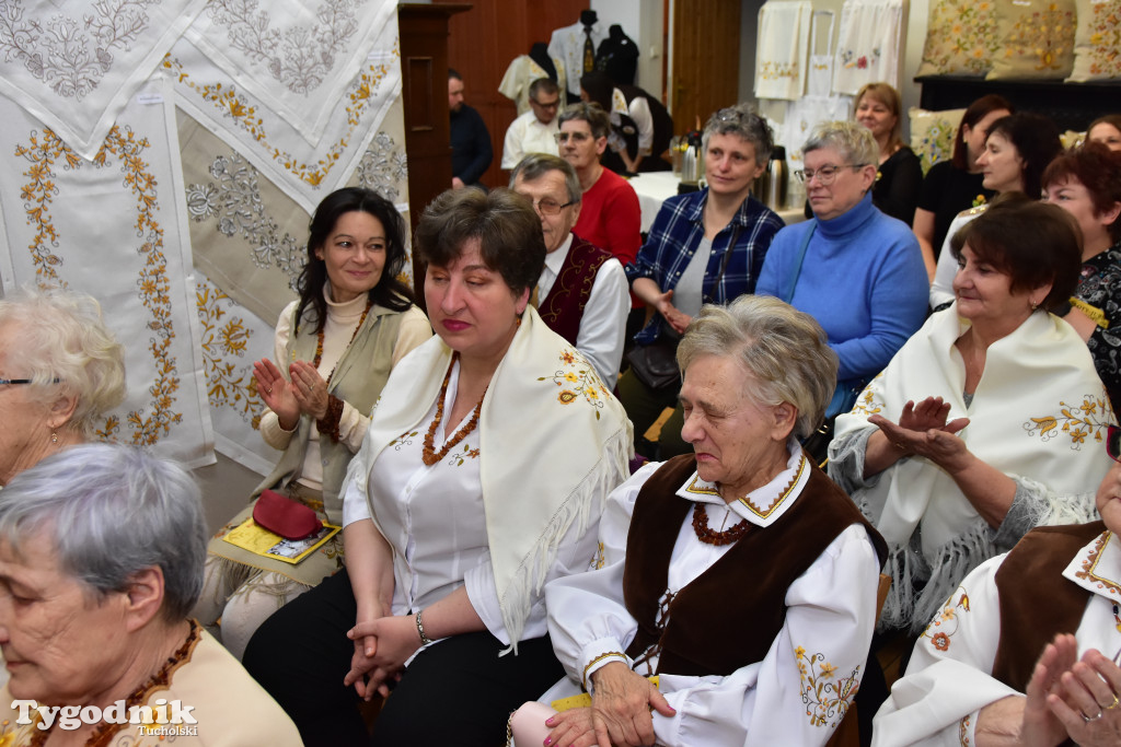 Haft z samego serca Borów Tucholskich - graficzny wyraz tożsamości