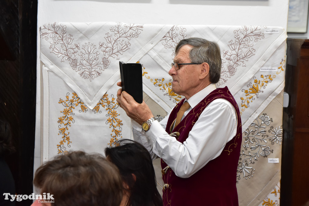 Haft z samego serca Borów Tucholskich - graficzny wyraz tożsamości