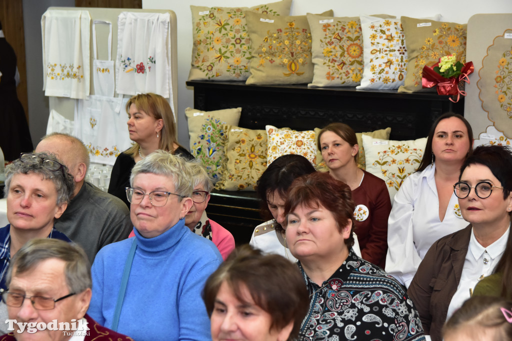 Haft z samego serca Borów Tucholskich - graficzny wyraz tożsamości