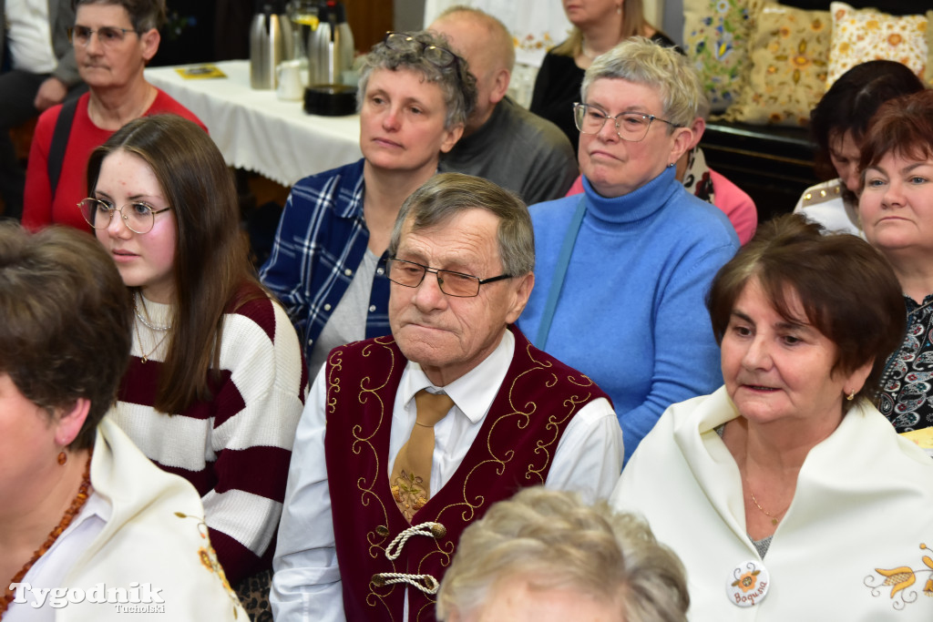 Haft z samego serca Borów Tucholskich - graficzny wyraz tożsamości