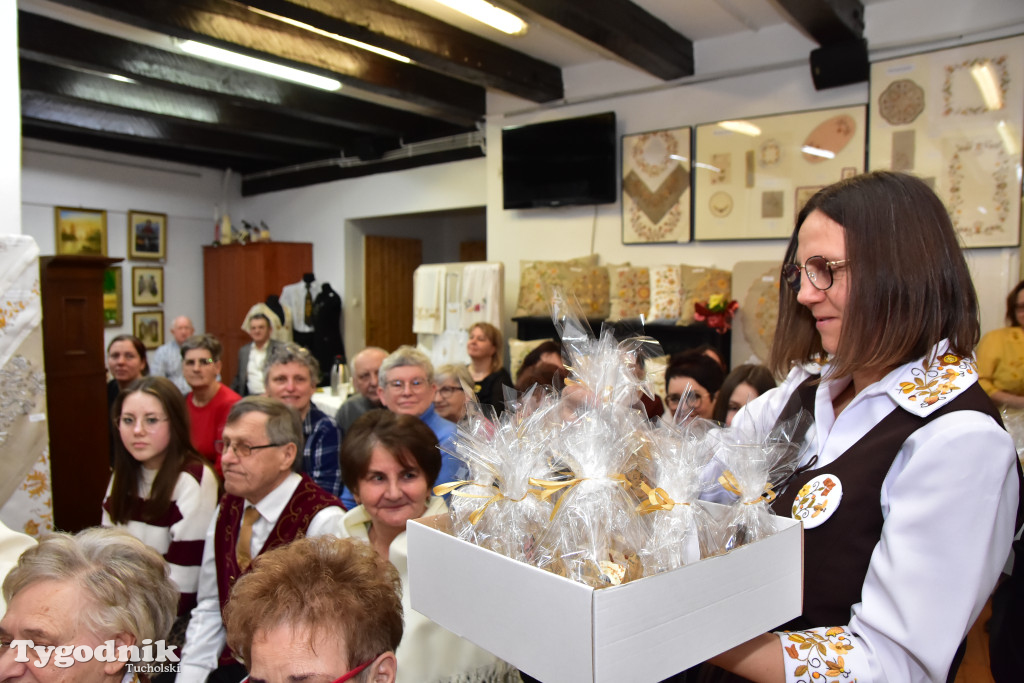 Haft z samego serca Borów Tucholskich - graficzny wyraz tożsamości