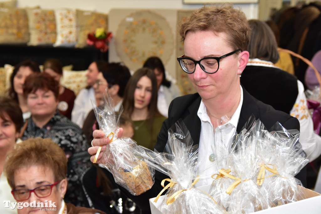 Haft z samego serca Borów Tucholskich - graficzny wyraz tożsamości