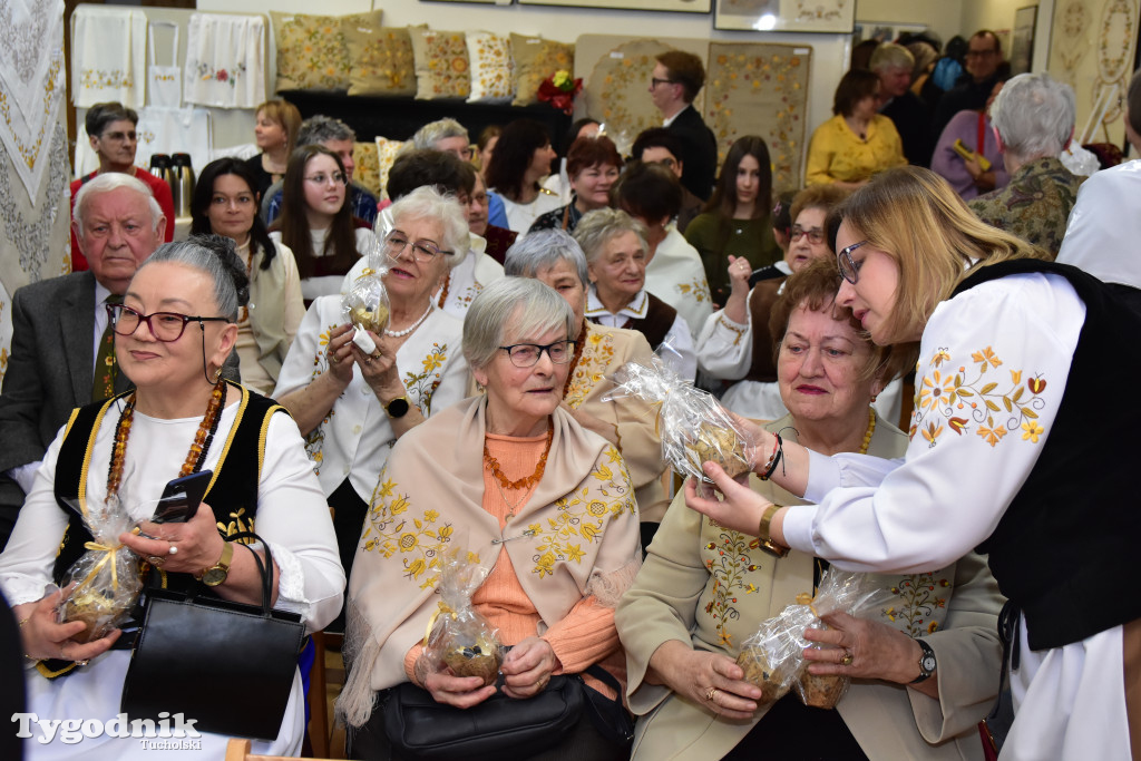 Haft z samego serca Borów Tucholskich - graficzny wyraz tożsamości