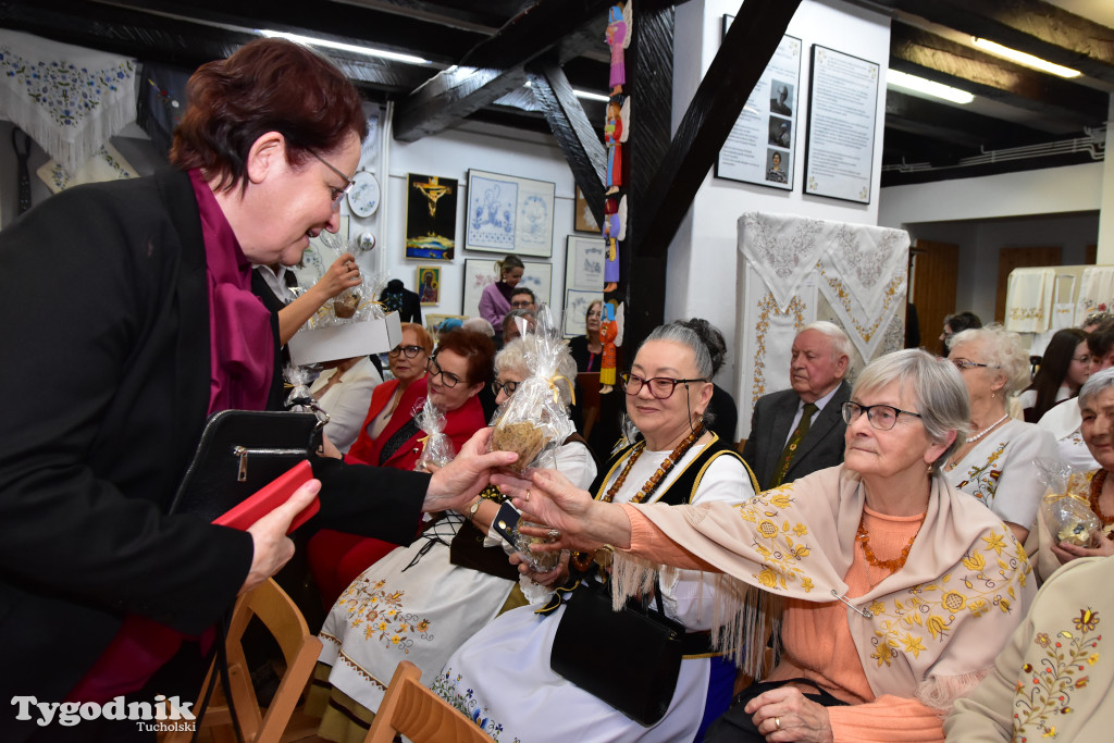Haft z samego serca Borów Tucholskich - graficzny wyraz tożsamości