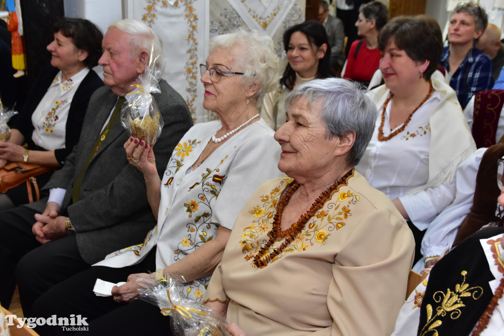Haft z samego serca Borów Tucholskich - graficzny wyraz tożsamości