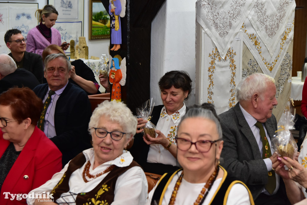 Haft z samego serca Borów Tucholskich - graficzny wyraz tożsamości