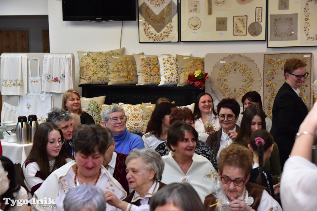 Haft z samego serca Borów Tucholskich - graficzny wyraz tożsamości