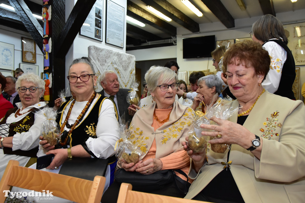 Haft z samego serca Borów Tucholskich - graficzny wyraz tożsamości