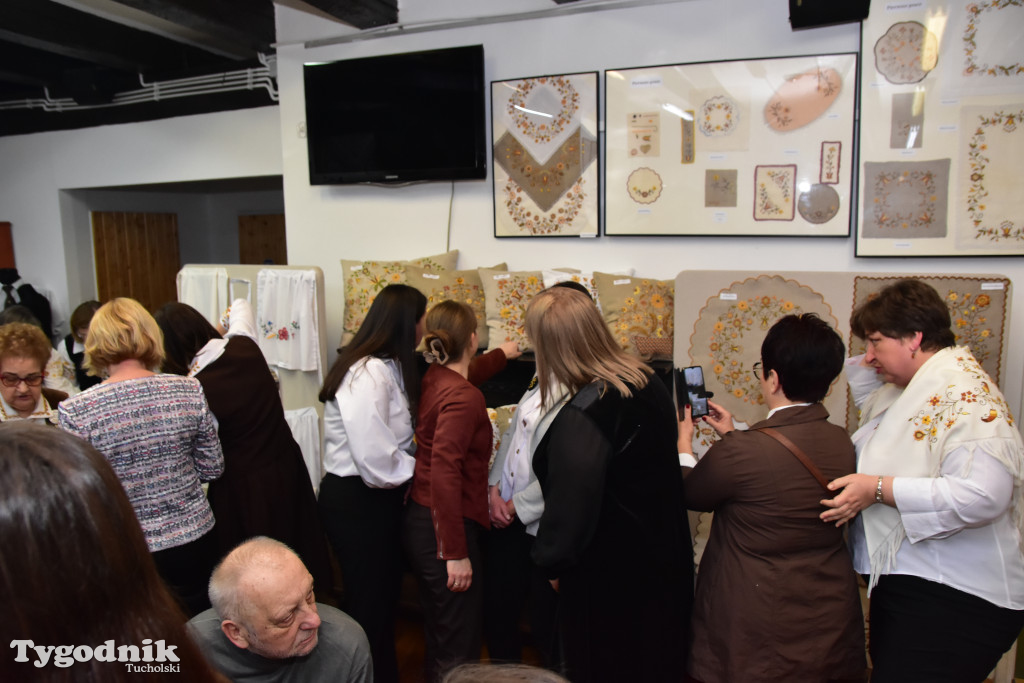 Haft z samego serca Borów Tucholskich - graficzny wyraz tożsamości