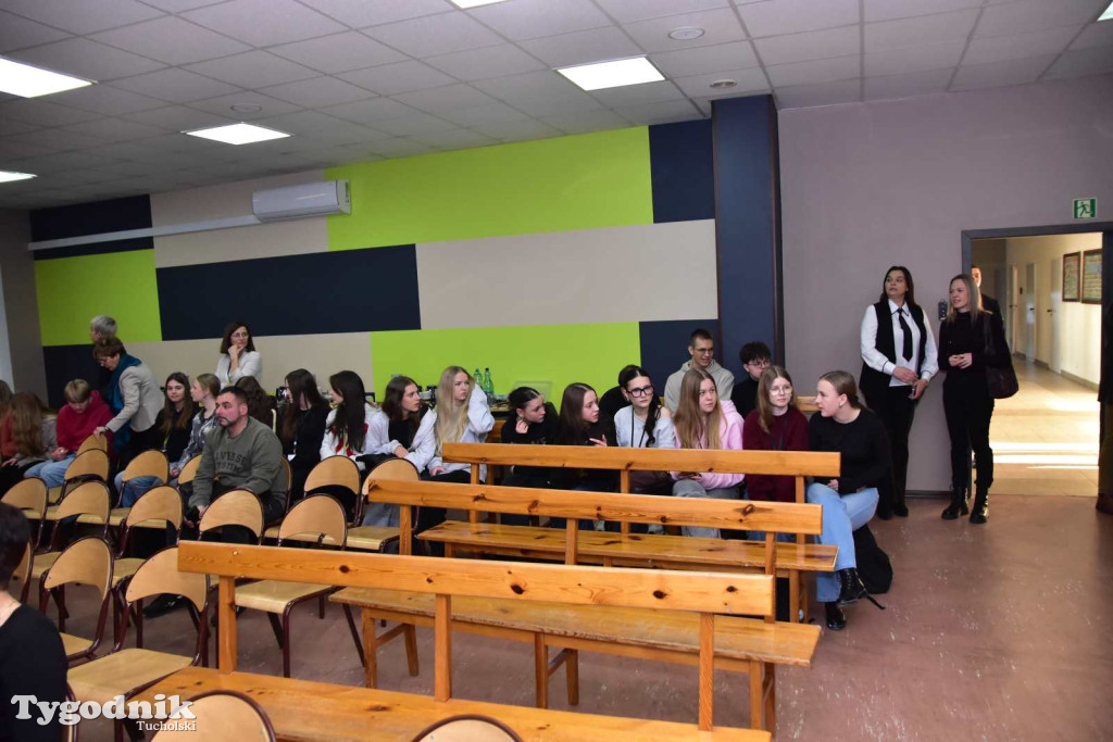 Uczniowie LO z klasy mundurowej złożyli uroczyste ślubowanie