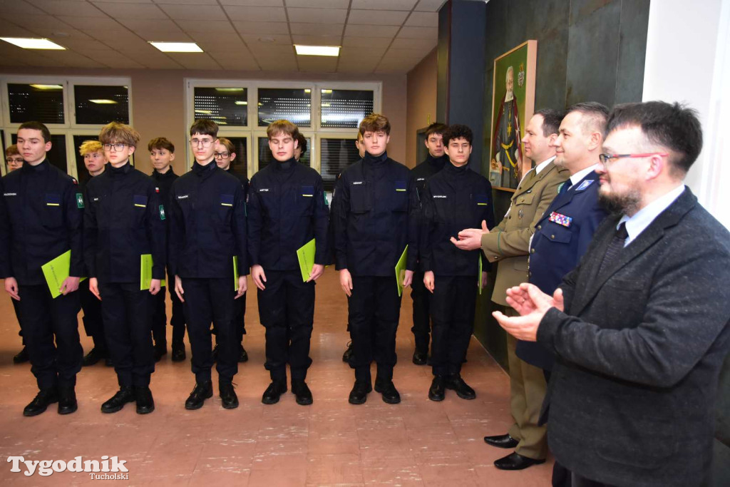 Uczniowie LO z klasy mundurowej złożyli uroczyste ślubowanie