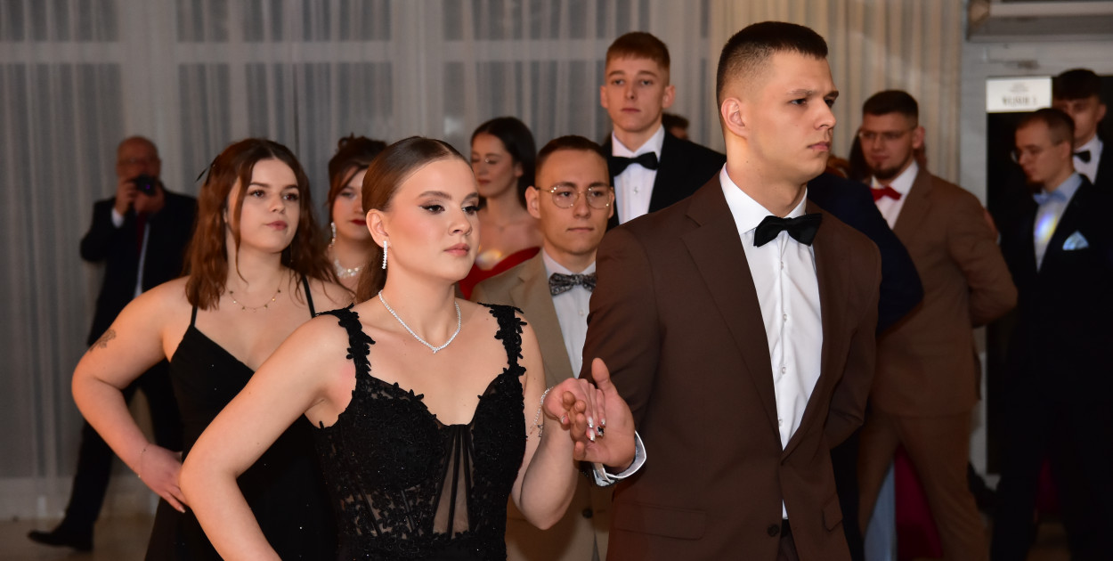 STUDNIÓWKA Zespołu Szkół Licealnych i Technicznych w Tucholi / CZ. 1 - ZDJĘCIA I FILMY - OTWARCIE, POLONEZ, ŚCIANKA