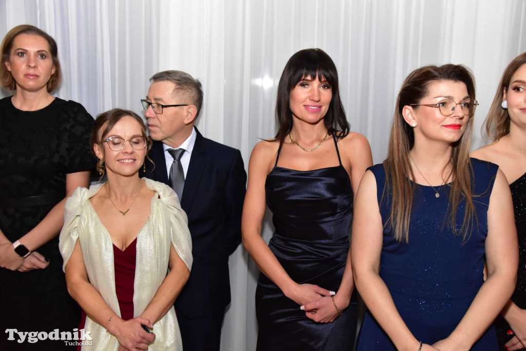 STUDNIÓWKA Zespołu Szkół Licealnych i Technicznych w Tucholi / CZ. 1 - ZDJĘCIA I FILMY - OTWARCIE, POLONEZ, ŚCIANKA