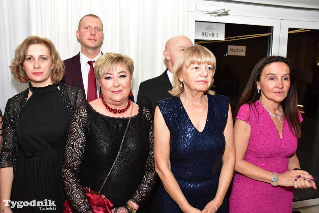 STUDNIÓWKA Zespołu Szkół Licealnych i Technicznych w Tucholi / CZ. 1 - ZDJĘCIA I FILMY - OTWARCIE, POLONEZ, ŚCIANKA