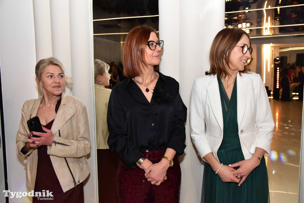 STUDNIÓWKA Zespołu Szkół Licealnych i Technicznych w Tucholi / CZ. 1 - ZDJĘCIA I FILMY - OTWARCIE, POLONEZ, ŚCIANKA