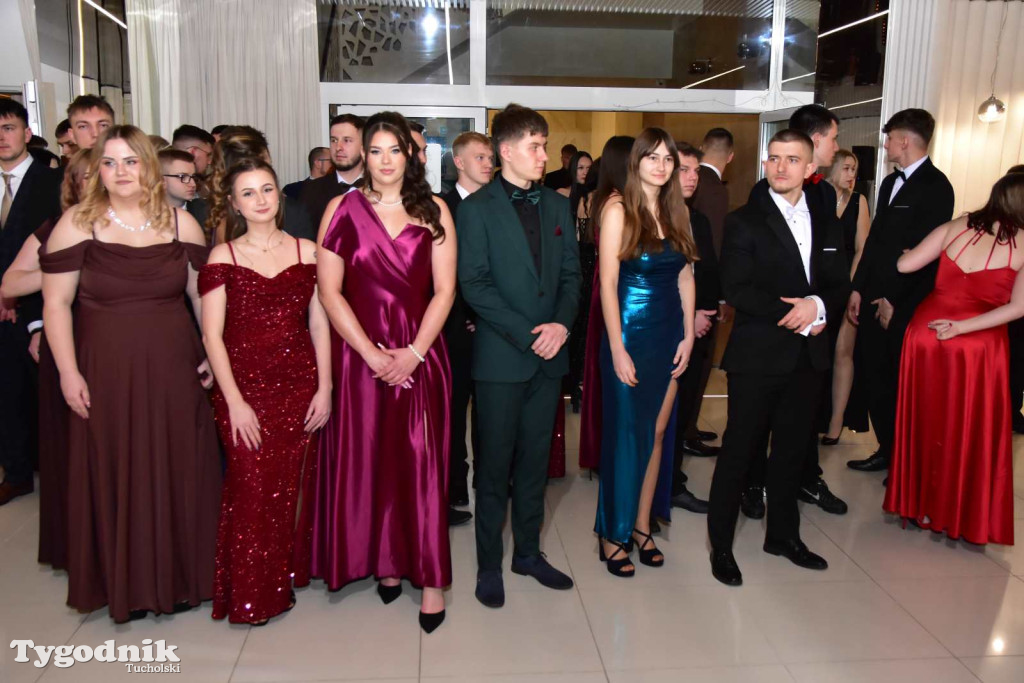 STUDNIÓWKA Zespołu Szkół Licealnych i Technicznych w Tucholi / CZ. 1 - ZDJĘCIA I FILMY - OTWARCIE, POLONEZ, ŚCIANKA