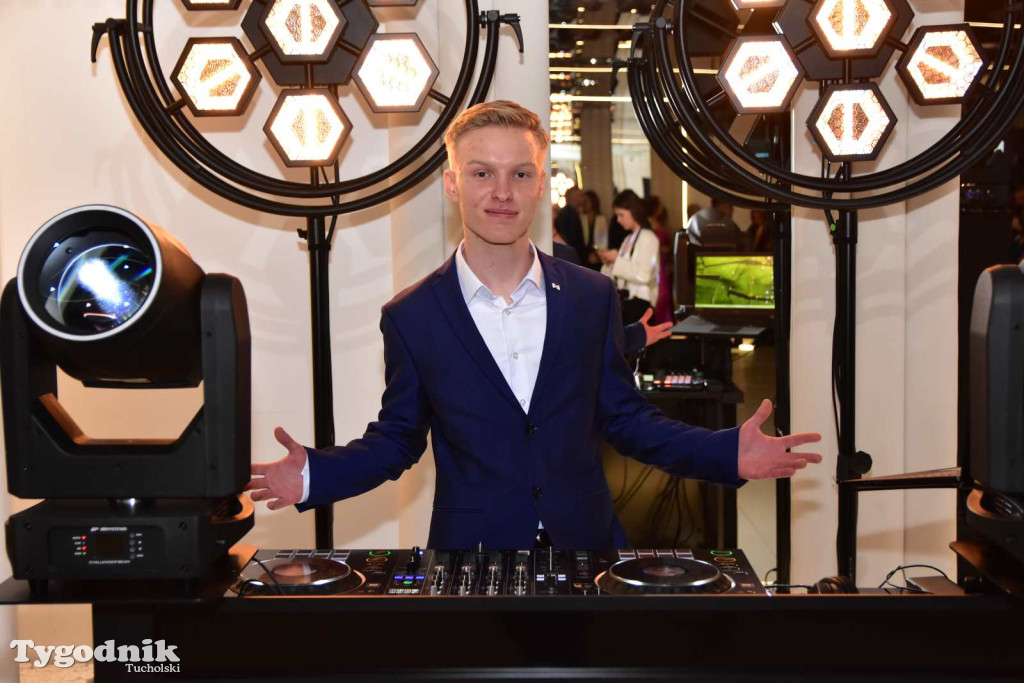 STUDNIÓWKA Zespołu Szkół Licealnych i Technicznych w Tucholi / CZ. 1 - ZDJĘCIA I FILMY - OTWARCIE, POLONEZ, ŚCIANKA