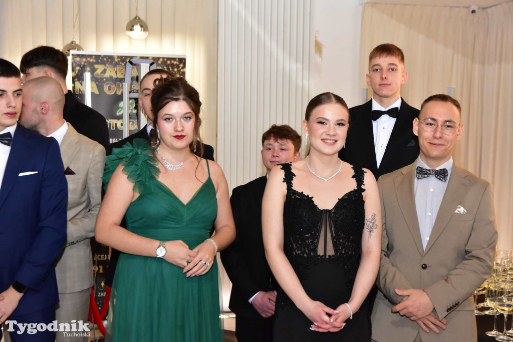 STUDNIÓWKA Zespołu Szkół Licealnych i Technicznych w Tucholi / CZ. 1 - ZDJĘCIA I FILMY - OTWARCIE, POLONEZ, ŚCIANKA