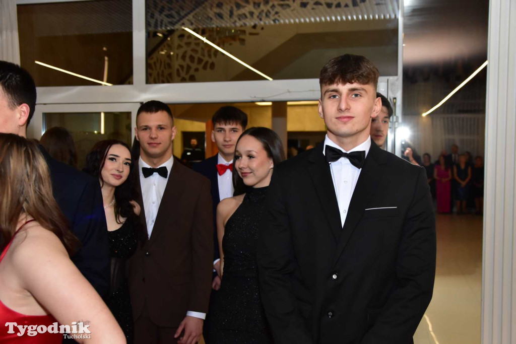 STUDNIÓWKA Zespołu Szkół Licealnych i Technicznych w Tucholi / CZ. 1 - ZDJĘCIA I FILMY - OTWARCIE, POLONEZ, ŚCIANKA