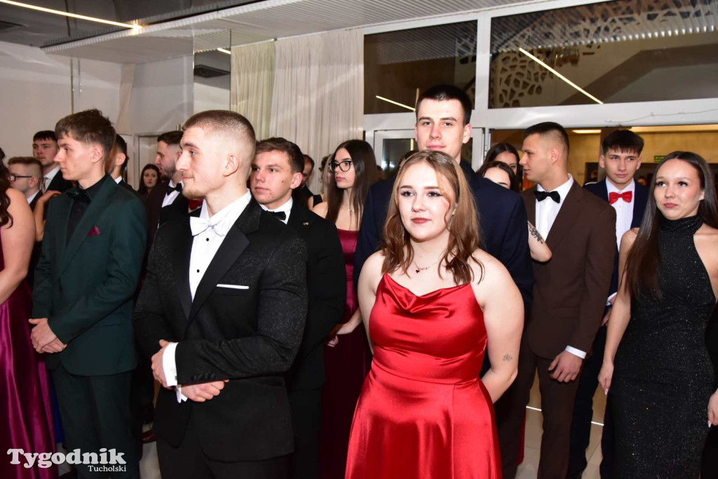 STUDNIÓWKA Zespołu Szkół Licealnych i Technicznych w Tucholi / CZ. 1 - ZDJĘCIA I FILMY - OTWARCIE, POLONEZ, ŚCIANKA