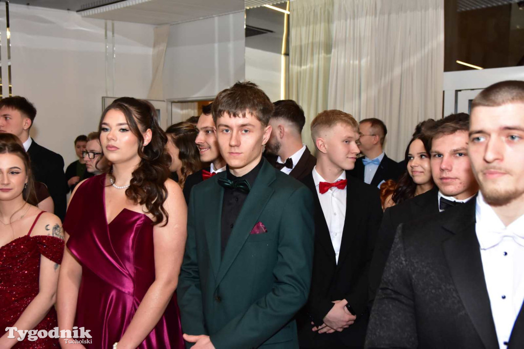 STUDNIÓWKA Zespołu Szkół Licealnych i Technicznych w Tucholi / CZ. 1 - ZDJĘCIA I FILMY - OTWARCIE, POLONEZ, ŚCIANKA