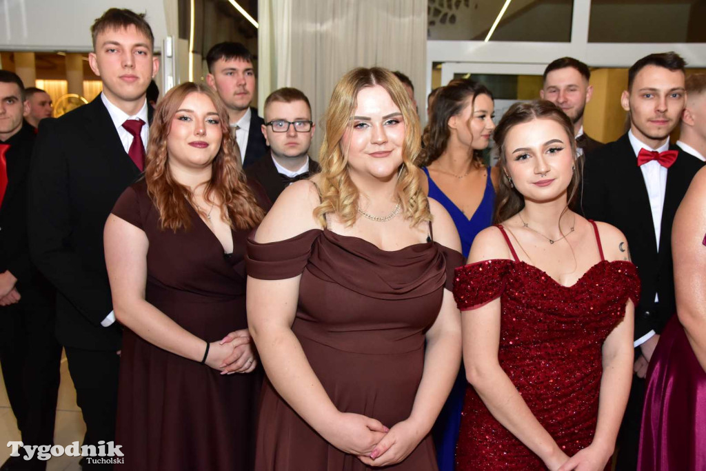 STUDNIÓWKA Zespołu Szkół Licealnych i Technicznych w Tucholi / CZ. 1 - ZDJĘCIA I FILMY - OTWARCIE, POLONEZ, ŚCIANKA