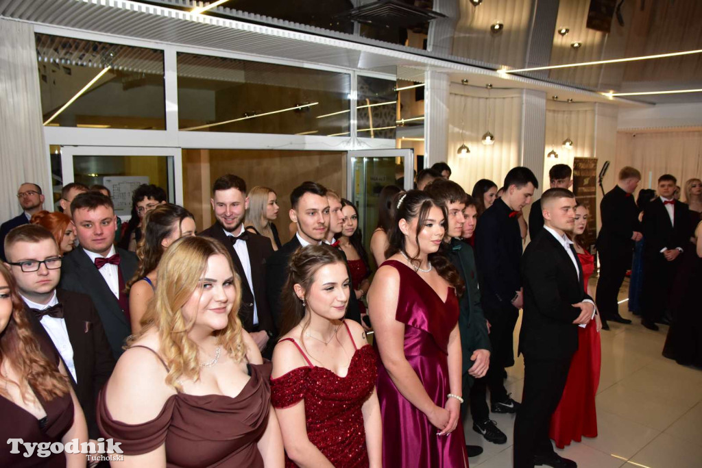 STUDNIÓWKA Zespołu Szkół Licealnych i Technicznych w Tucholi / CZ. 1 - ZDJĘCIA I FILMY - OTWARCIE, POLONEZ, ŚCIANKA