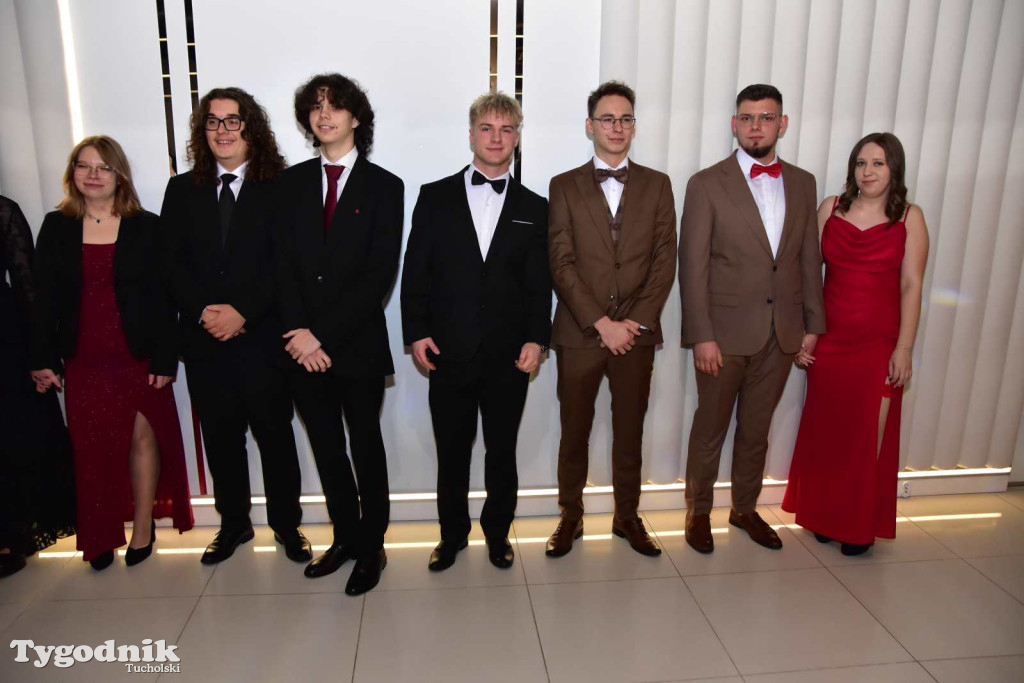 STUDNIÓWKA Zespołu Szkół Licealnych i Technicznych w Tucholi / CZ. 1 - ZDJĘCIA I FILMY - OTWARCIE, POLONEZ, ŚCIANKA