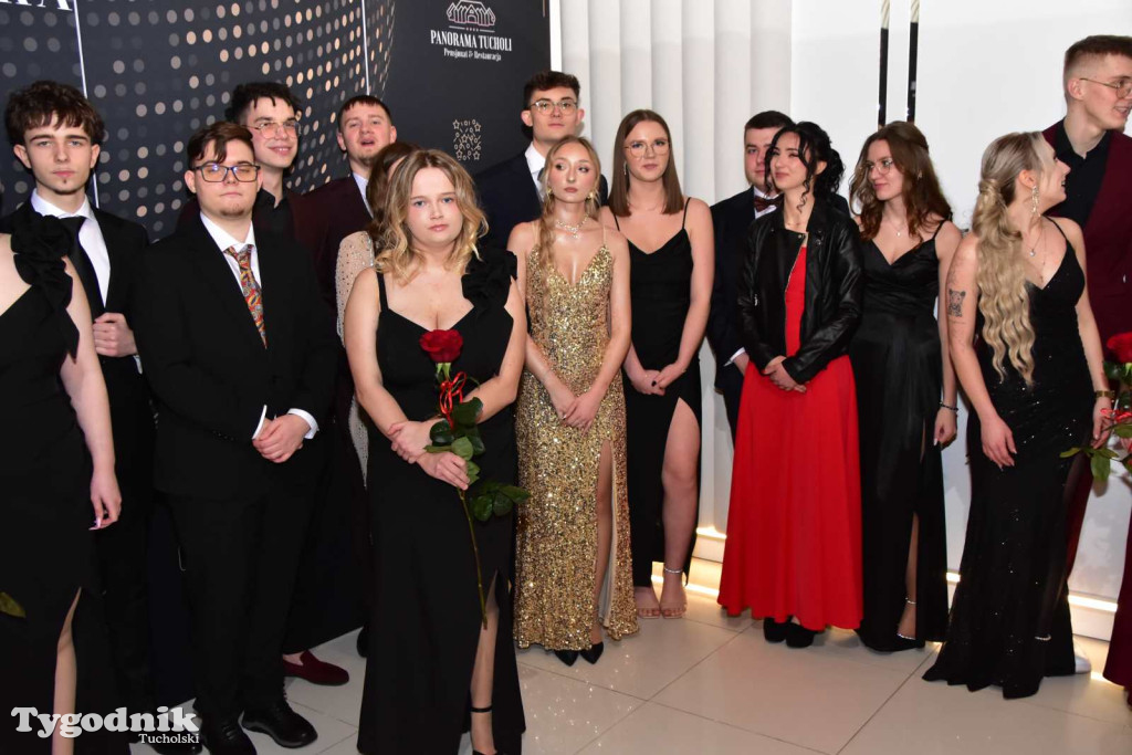 STUDNIÓWKA Zespołu Szkół Licealnych i Technicznych w Tucholi / CZ. 1 - ZDJĘCIA I FILMY - OTWARCIE, POLONEZ, ŚCIANKA