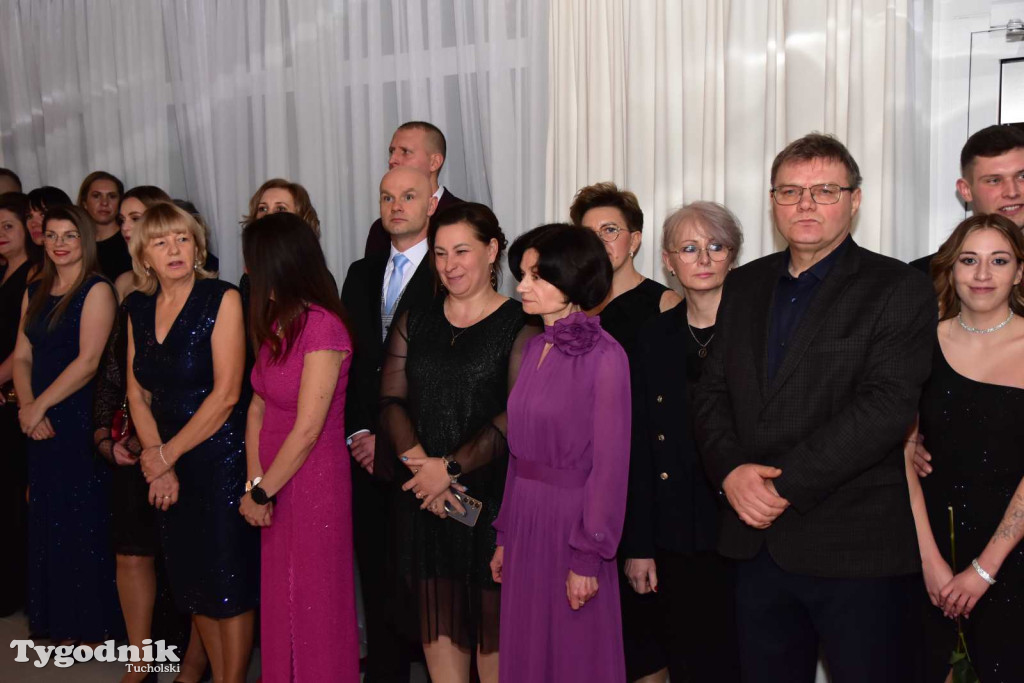 STUDNIÓWKA Zespołu Szkół Licealnych i Technicznych w Tucholi / CZ. 1 - ZDJĘCIA I FILMY - OTWARCIE, POLONEZ, ŚCIANKA