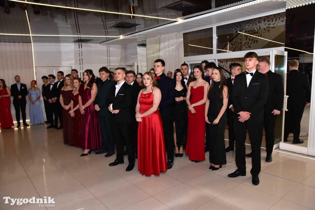 STUDNIÓWKA Zespołu Szkół Licealnych i Technicznych w Tucholi / CZ. 1 - ZDJĘCIA I FILMY - OTWARCIE, POLONEZ, ŚCIANKA