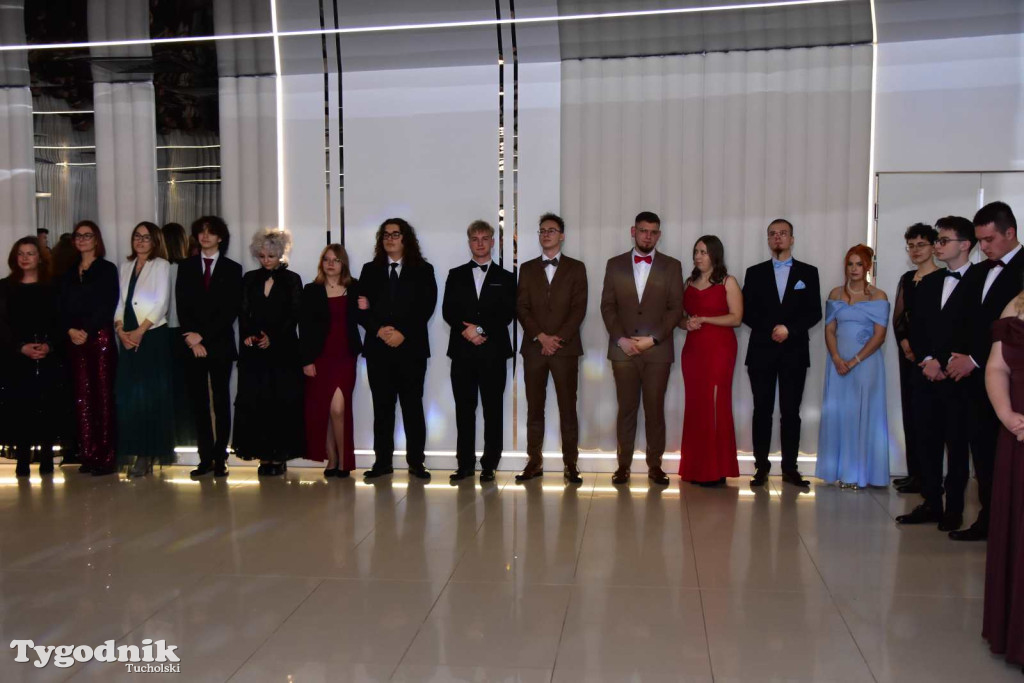 STUDNIÓWKA Zespołu Szkół Licealnych i Technicznych w Tucholi / CZ. 1 - ZDJĘCIA I FILMY - OTWARCIE, POLONEZ, ŚCIANKA