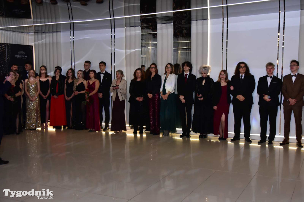 STUDNIÓWKA Zespołu Szkół Licealnych i Technicznych w Tucholi / CZ. 1 - ZDJĘCIA I FILMY - OTWARCIE, POLONEZ, ŚCIANKA