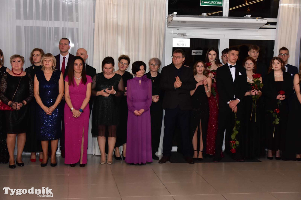 STUDNIÓWKA Zespołu Szkół Licealnych i Technicznych w Tucholi / CZ. 1 - ZDJĘCIA I FILMY - OTWARCIE, POLONEZ, ŚCIANKA