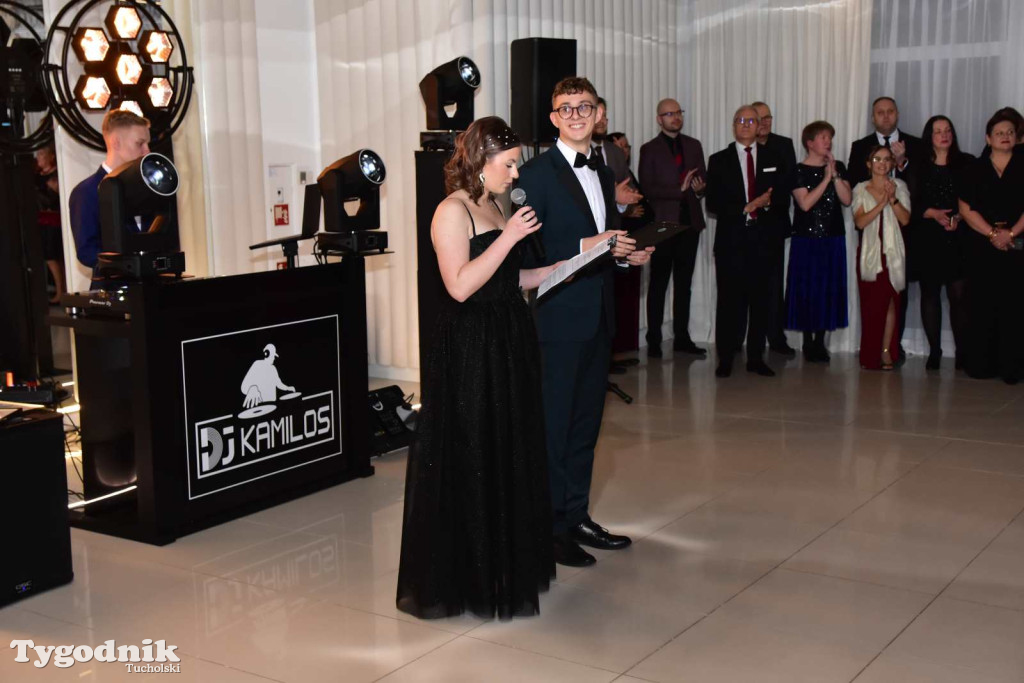 STUDNIÓWKA Zespołu Szkół Licealnych i Technicznych w Tucholi / CZ. 1 - ZDJĘCIA I FILMY - OTWARCIE, POLONEZ, ŚCIANKA