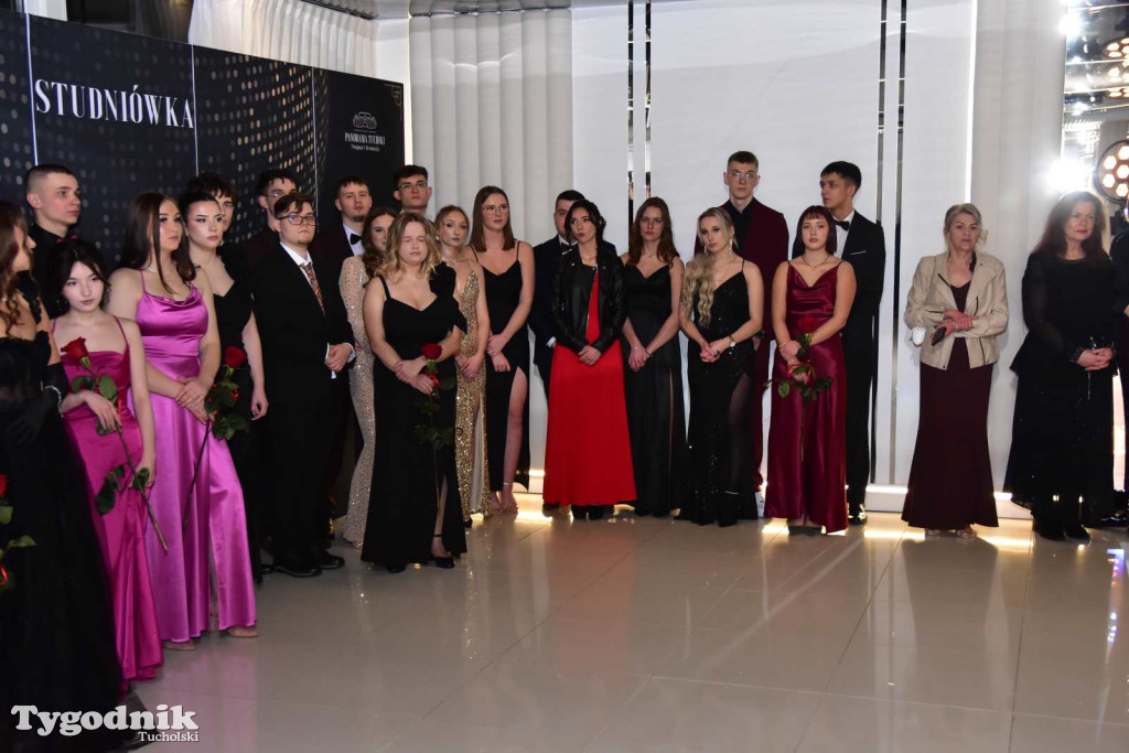 STUDNIÓWKA Zespołu Szkół Licealnych i Technicznych w Tucholi / CZ. 1 - ZDJĘCIA I FILMY - OTWARCIE, POLONEZ, ŚCIANKA