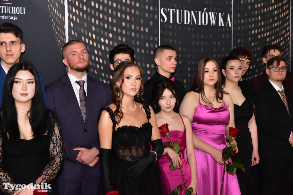 STUDNIÓWKA Zespołu Szkół Licealnych i Technicznych w Tucholi / CZ. 1 - ZDJĘCIA I FILMY - OTWARCIE, POLONEZ, ŚCIANKA